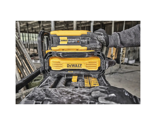 Dewalt Power Shift Akku auf einem Werkzeugkoffer