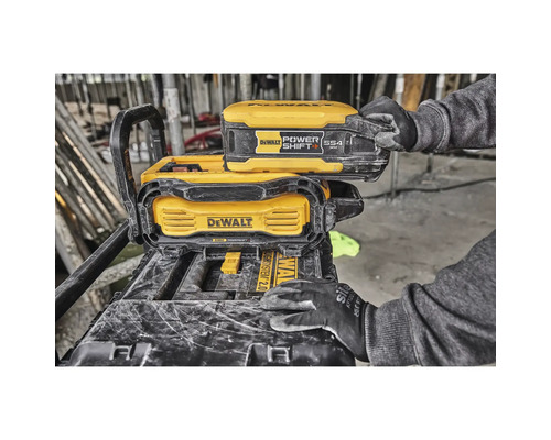 DeWalt Power Shift Akku wird auf eine Arbeitsstation gesetzt