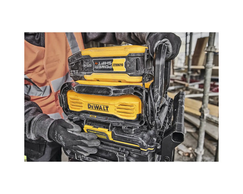 Stapel von DeWalt Werkzeugboxen mit Tragegriffen