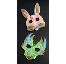 Zwei verschiedene Masken: eine Hasenmaske und eine Tiermaske