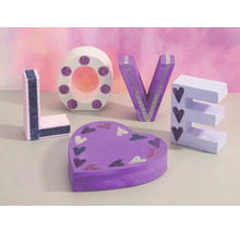 Dekorative Buchstaben und herzförmige Schatulle für Valentinstag