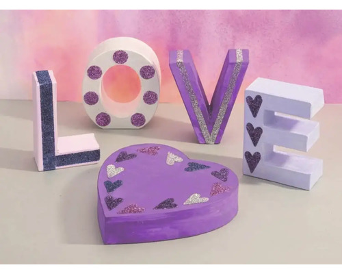 Dekorative Buchstaben und herzförmige Schatulle für Valentinstag