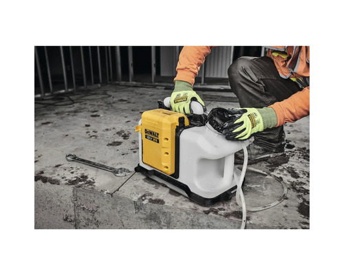 DeWalt 18V XR Fliesenschneider mit Arbeiter in Arbeitskleidung