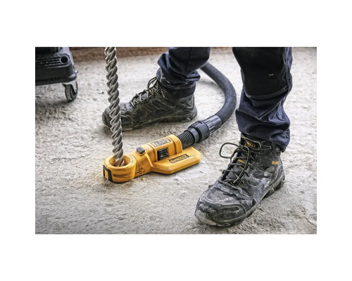 Bohrer mit Staubabsaugung im Einsatz auf Betonboden