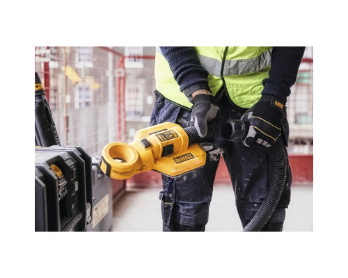 Handwerker bedient ein DeWalt Bohrstaubabsaugungssystem