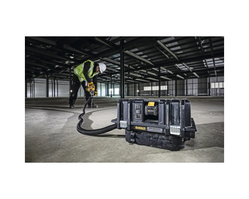 Dewalt Akku-Sauger im Einsatz auf einer Baustelle mit Handwerker