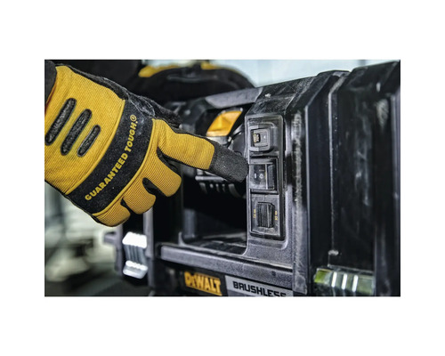 Bedienung des Hobels durch eine Person mit Arbeitshandschuhen