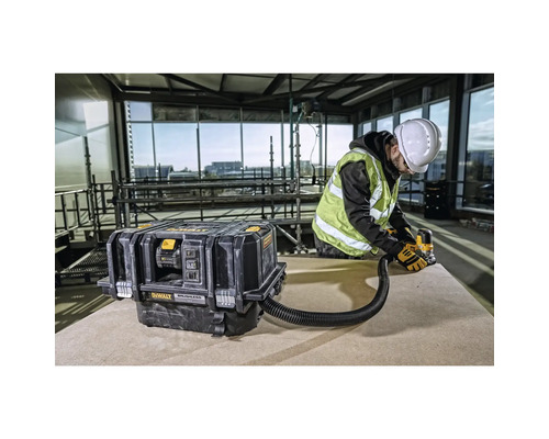 DeWalt Akku-Staubsauger mit Arbeiter beim Schleifen einer Oberfläche