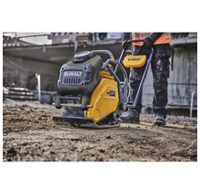 Ein Bediener verwendet einen DeWalt Stampfer auf einer Baustelle.