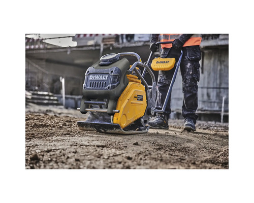 Ein Bediener verwendet einen DeWalt Stampfer auf einer Baustelle.