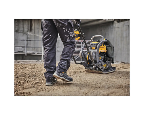 Ein Bauarbeiter bedient eine DeWalt Rüttelplatte zum Verdichten von Untergründen.