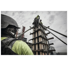 Bauarbeiter bei der Arbeit an einer Holzkonstruktion auf einer Baustelle