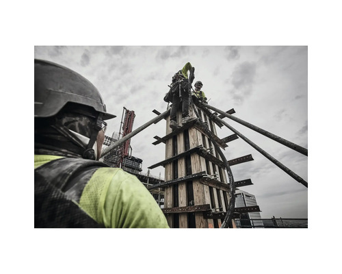 Bauarbeiter bei der Arbeit an einer Holzkonstruktion auf einer Baustelle