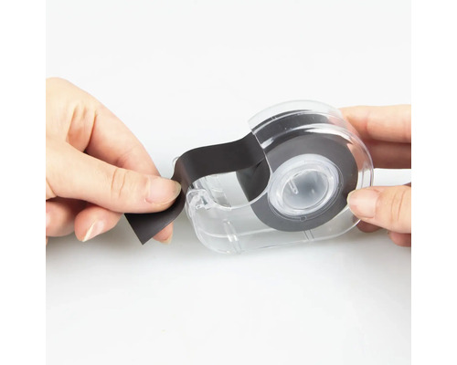 Eine Rolle Isolierband in einem transparenten Abroller wird von zwei Händen gehalten.