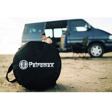 Petromax Tragetasche vor einem Campingbus am Strand