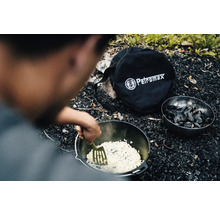 Zubereitung von Speisen im Dutch Oven mit Petromax Tasche und Schüssel mit Muscheln im Freien