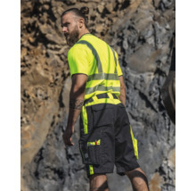 Mann trägt Warnschutz T-Shirt und Arbeitsshorts im Aussenbereich