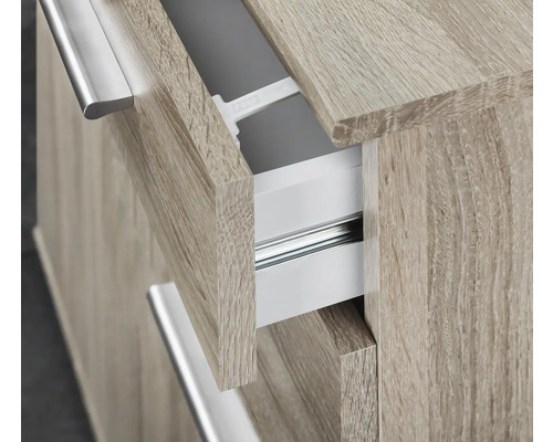 Detailansicht eines Möbelschranks mit geöffneter Schublade und Metallgriff