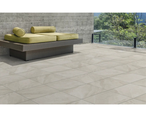 Terrasse mit hellen Fliesen und Lounge-Möbeln