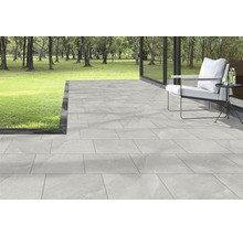 Terrasse mit hellen Terrassenplatten und Gartenblick