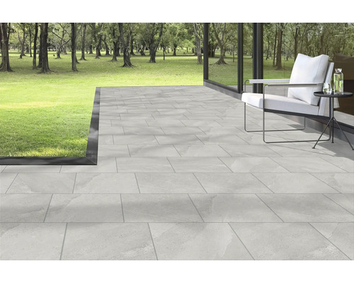 Terrasse mit hellen Terrassenplatten und Gartenblick