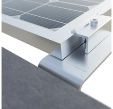 Detailaufnahme eines Solarmoduls mit Befestigungssystem auf einem Dach