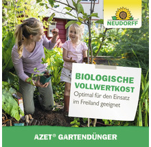 Mutter und Tochter pflanzen mit Azet Gartendünger im Garten, Schild mit dem Hinweis Biologische Vollwertkost und Neudorff Logo.