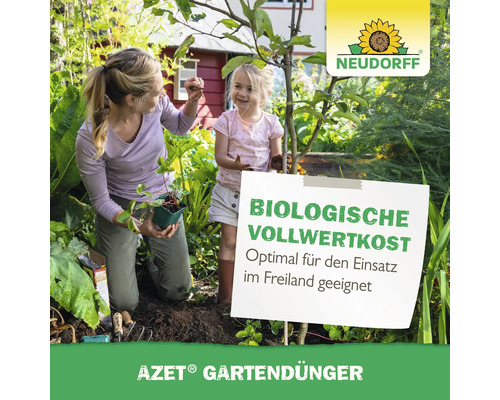 Mutter und Tochter pflanzen mit Azet Gartendünger im Garten, Schild mit dem Hinweis Biologische Vollwertkost und Neudorff Logo.