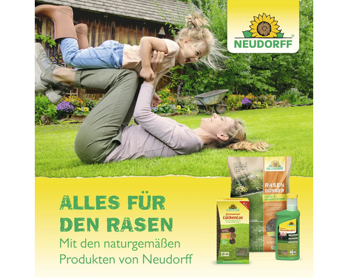 Alles für den Rasen mit Neudorff Produkten: Mutter hebt Kind in die Luft auf saftigem Rasen.