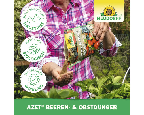 Frau düngt Beeren und Obst mit Azet Beeren- und Obstdünger von Neudorff. Das Produkt ist unbedenklich für Haustiere, natürlich und biologisch und hat eine zuverlässige Wirkung. Neudorff Logo.