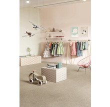 Helles Kinderzimmer mit Kleiderständer, Regalen, Spielzeugflugzeugen und einem Spielzeugauto.