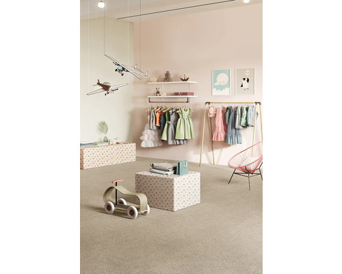 Helles Kinderzimmer mit Kleiderständer, Regalen, Spielzeugflugzeugen und einem Spielzeugauto.