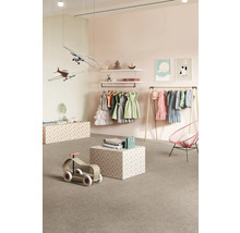 Heller Raum mit Kindermode, Spielzeugflugzeugen, Regalen und Kinderkleidung