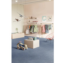 Helles Kinderzimmer mit Kleiderständer, Dekoration und Teppich