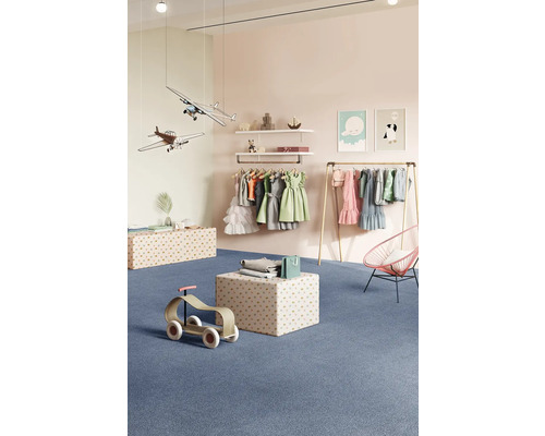 Helles Kinderzimmer mit Kleiderständer, Dekoration und Teppich