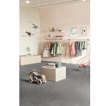 Kinderzimmer mit Kleiderständer, Spielzeug und Teppich