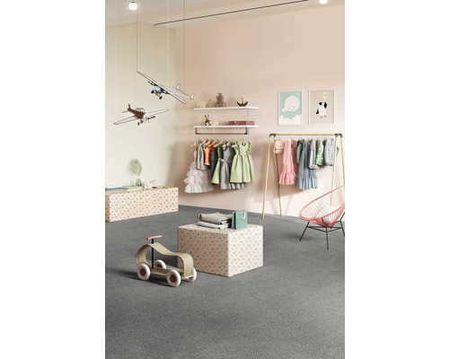 Kinderzimmer mit Kleiderständer, Spielzeug und Teppich