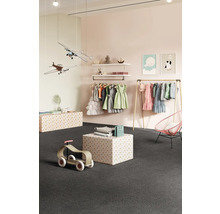 Kinderzimmer mit Kleiderständer, Regalen und Spielzeug auf dunklem Teppichboden