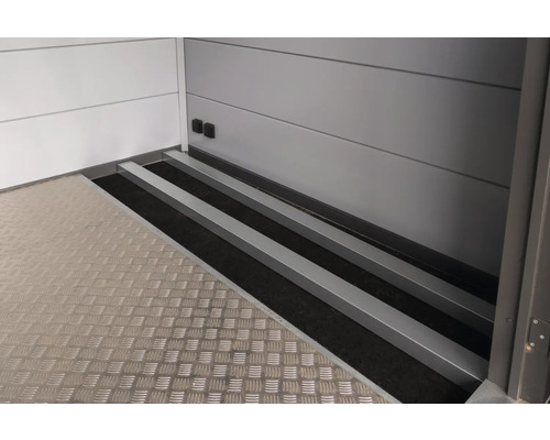 Innenansicht eines Anhängers mit Auffahrrampe und Aluminiumboden