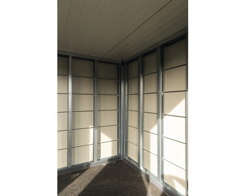 Innenansicht eines Gartenhauses mit Metallrahmen und Wandpaneelen