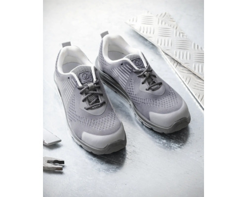 Graue Arbeitsschuhe mit Schnürsenkeln