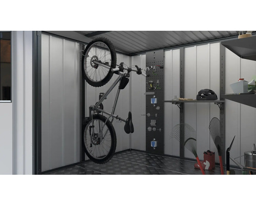 Fahrrad an der Wandhalterung in einem Gartenhaus montiert, zusammen mit Regalen und Werkzeugaufbewahrung.