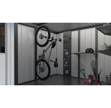 Fahrrad an der Wandhalterung in einem Geräteschuppen mit Regalen und Werkzeugwand