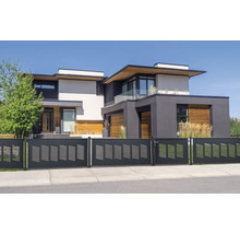 Modernes Haus mit Schiebetor aus Metall