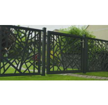 Dekorative Gartenzaun- und Toranlage mit modernem Design.