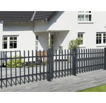 Zaun aus Metall vor einem Wohnhaus