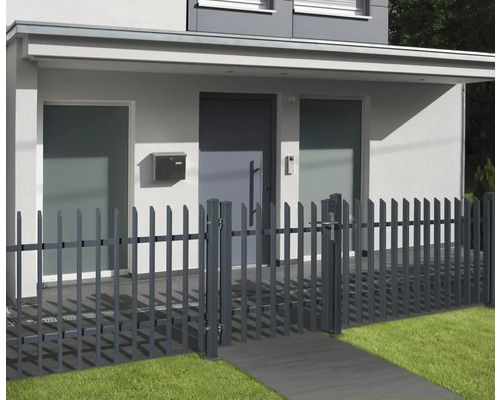 Hausansicht mit Zaun und Gartentür