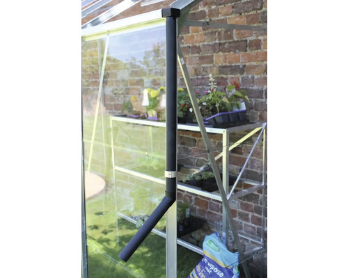 Detailansicht eines Gewächshauses mit Regenrinne und Regal