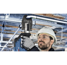 Ein Arbeiter mit Schutzhelm und Schutzbrille verwendet eine Bosch Presszange zur Installation von Rohren.