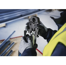 Ein Arbeiter bedient eine Rohrzange von Bosch Expert, um ein Rohr zu verpressen.